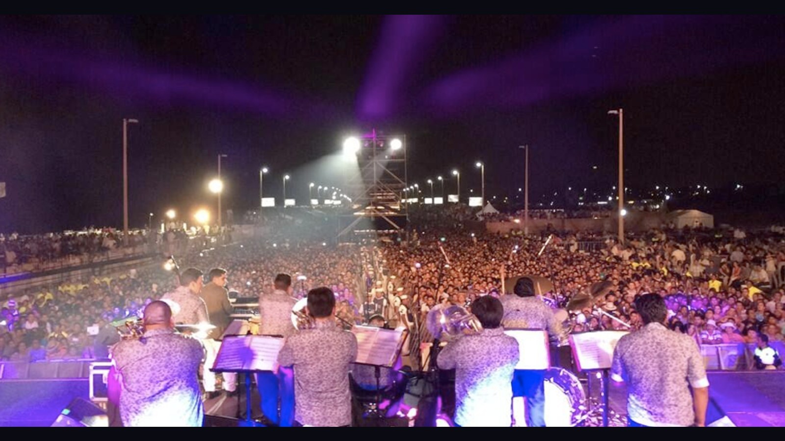 Porfi Baloa y su orquesta Adolescentes Orquesta en concierto en Coatzacoalcos, México