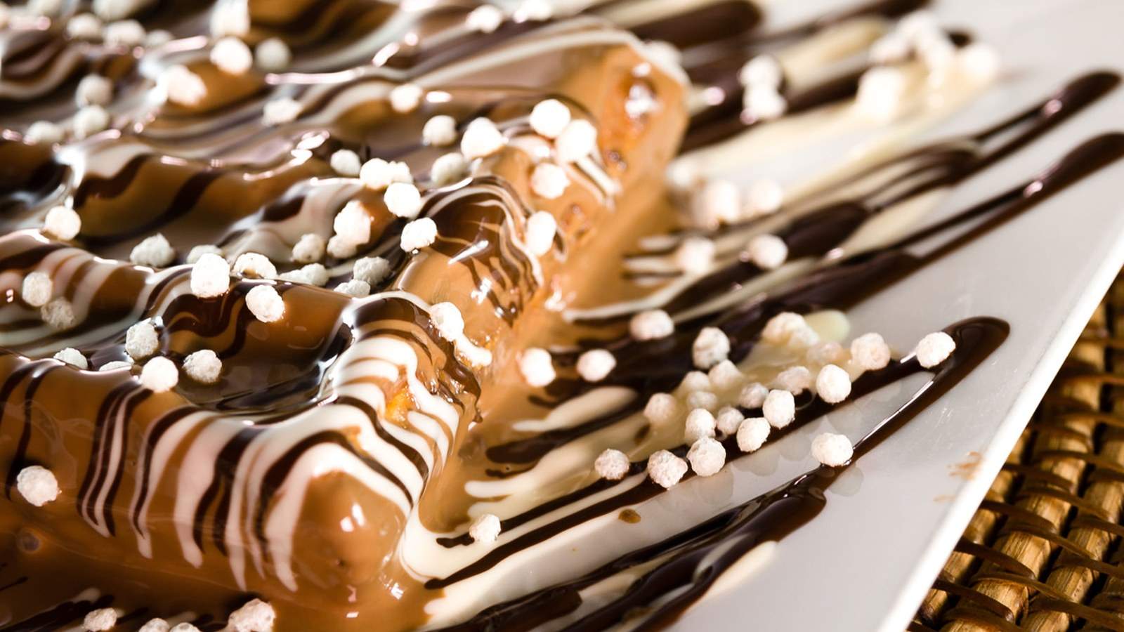 Melt n Dip Pembroke Pines — Belgian chocolate-drizzled waffles, crepes, and ice cream desserts in a modern café